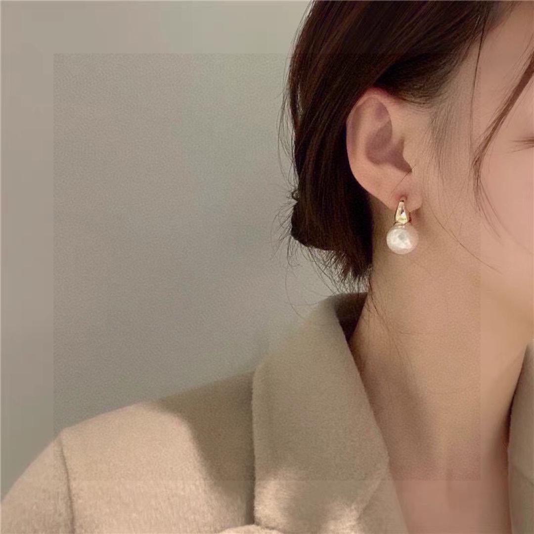 ❤️85包邮/原单代购级别
赛琳Celine 新款金色珍珠耳环 与众不同的设计 个性十足 颠覆你对传统耳环的印象 使其魅力爆灯
