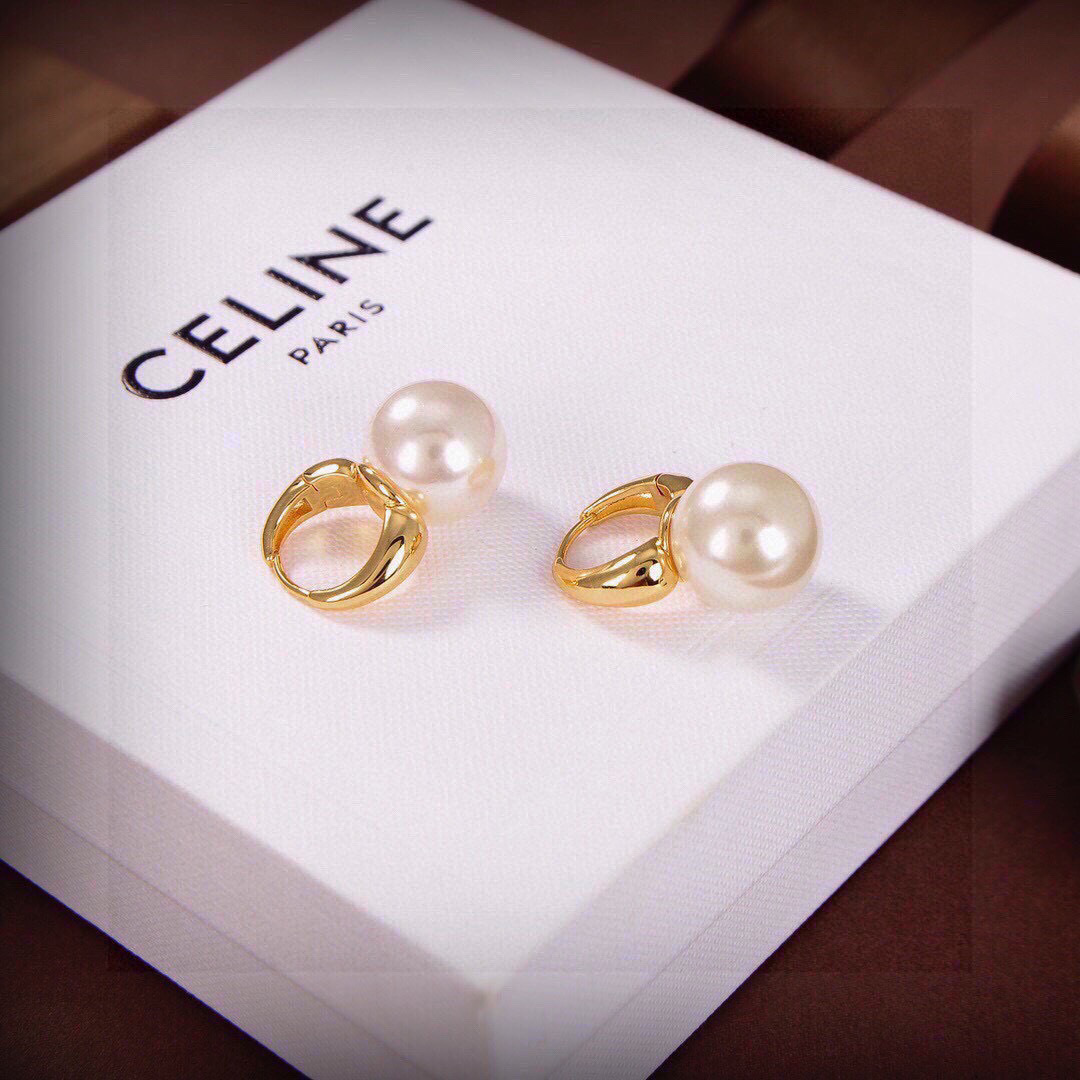 ❤️85包邮/原单代购级别
赛琳Celine 新款金色珍珠耳环 与众不同的设计 个性十足 颠覆你对传统耳环的印象 使其魅力爆灯