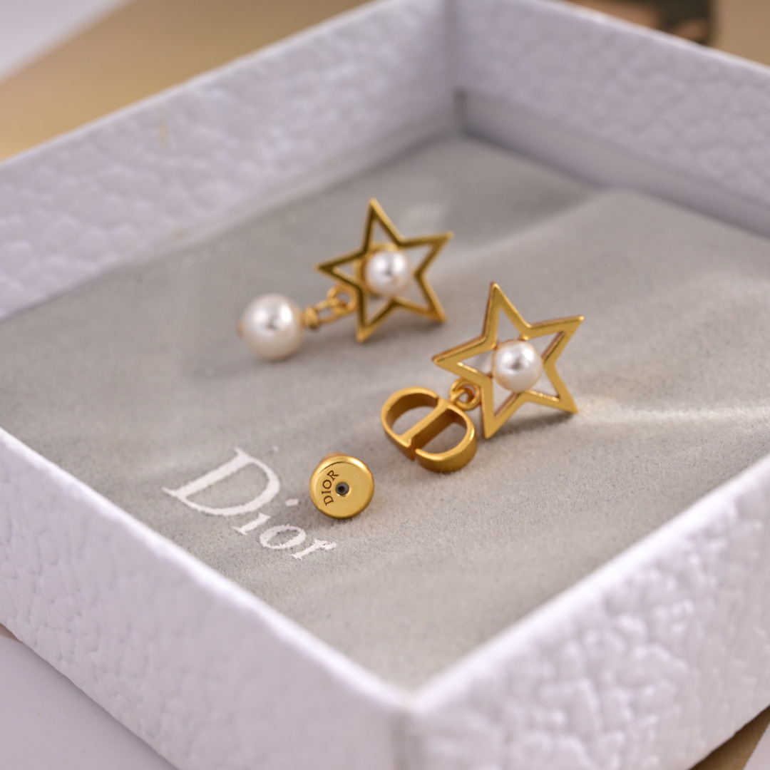 Elegantes Pendientes Dior con Estrella y Perla para un Toque de Glamour 4 cmp i1749007815676 2738 0 2