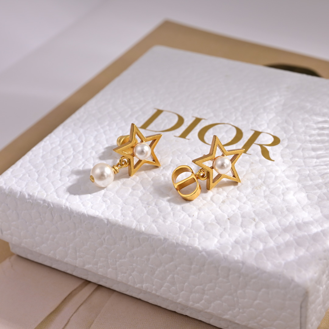 Elegantes Pendientes Dior con Estrella y Perla para un Toque de Glamour 3 cmp i1749007815680 1602 0 1