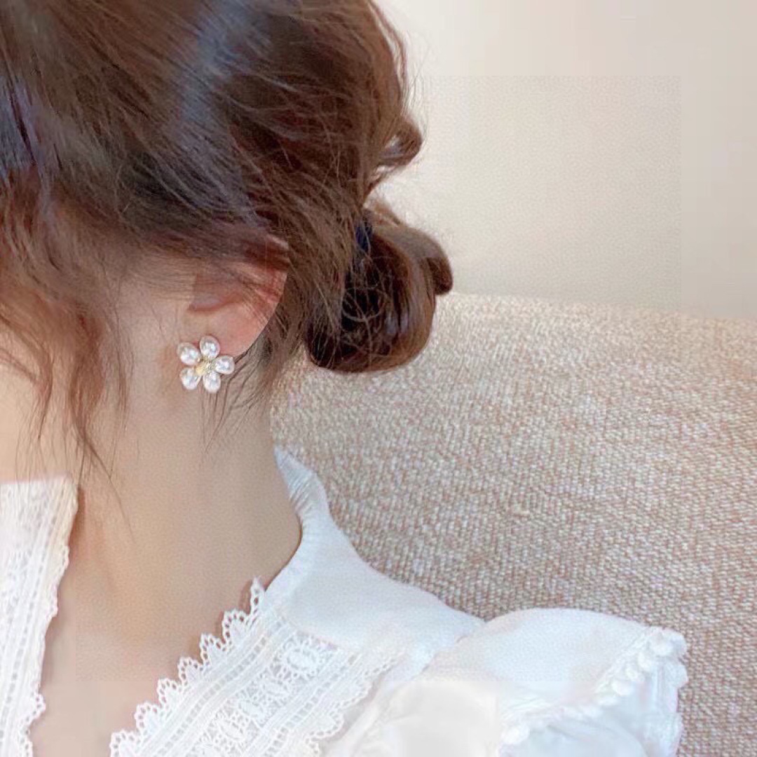 Unique Ear Nails: Celine’s Fresh Bouquet Design Subverts Traditional Earrings - 图片 3