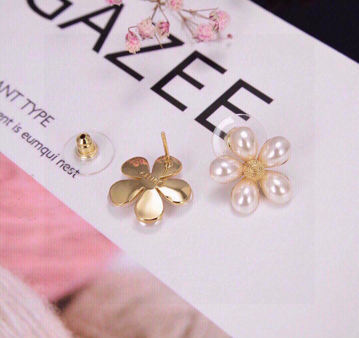 Unique Ear Nails: Celine’s Fresh Bouquet Design Subverts Traditional Earrings - 图片 8