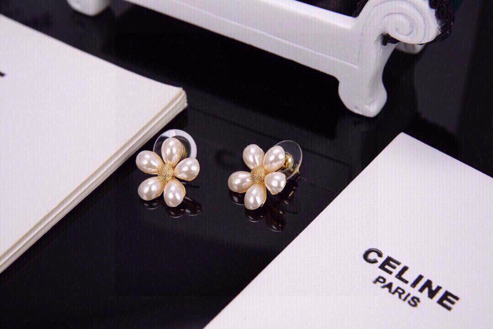 Unique Ear Nails: Celine’s Fresh Bouquet Design Subverts Traditional Earrings