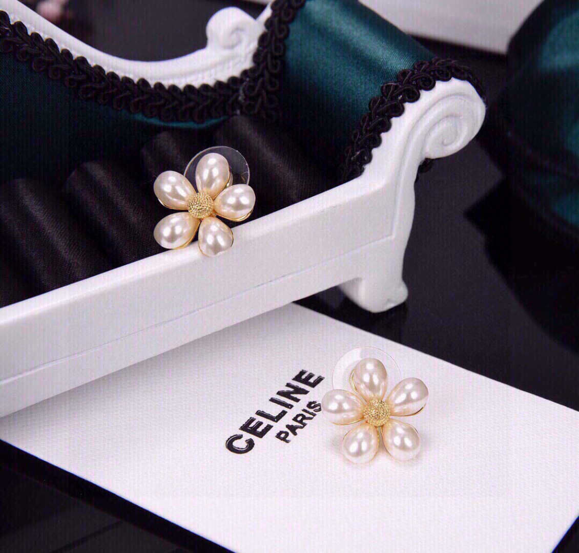 Unique Ear Nails: Celine’s Fresh Bouquet Design Subverts Traditional Earrings - 图片 9