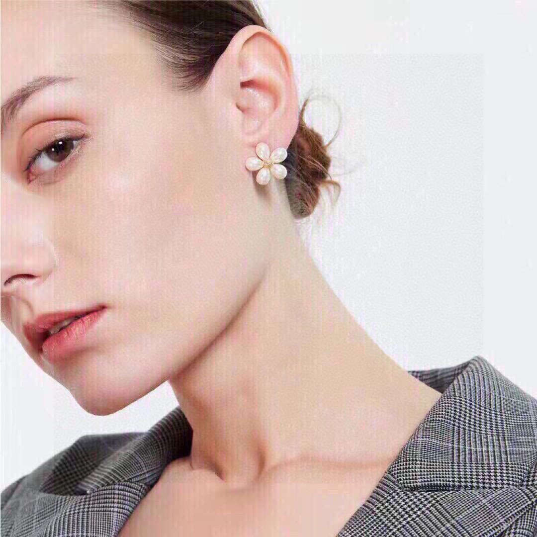 Unique Ear Nails: Celine’s Fresh Bouquet Design Subverts Traditional Earrings - 图片 2
