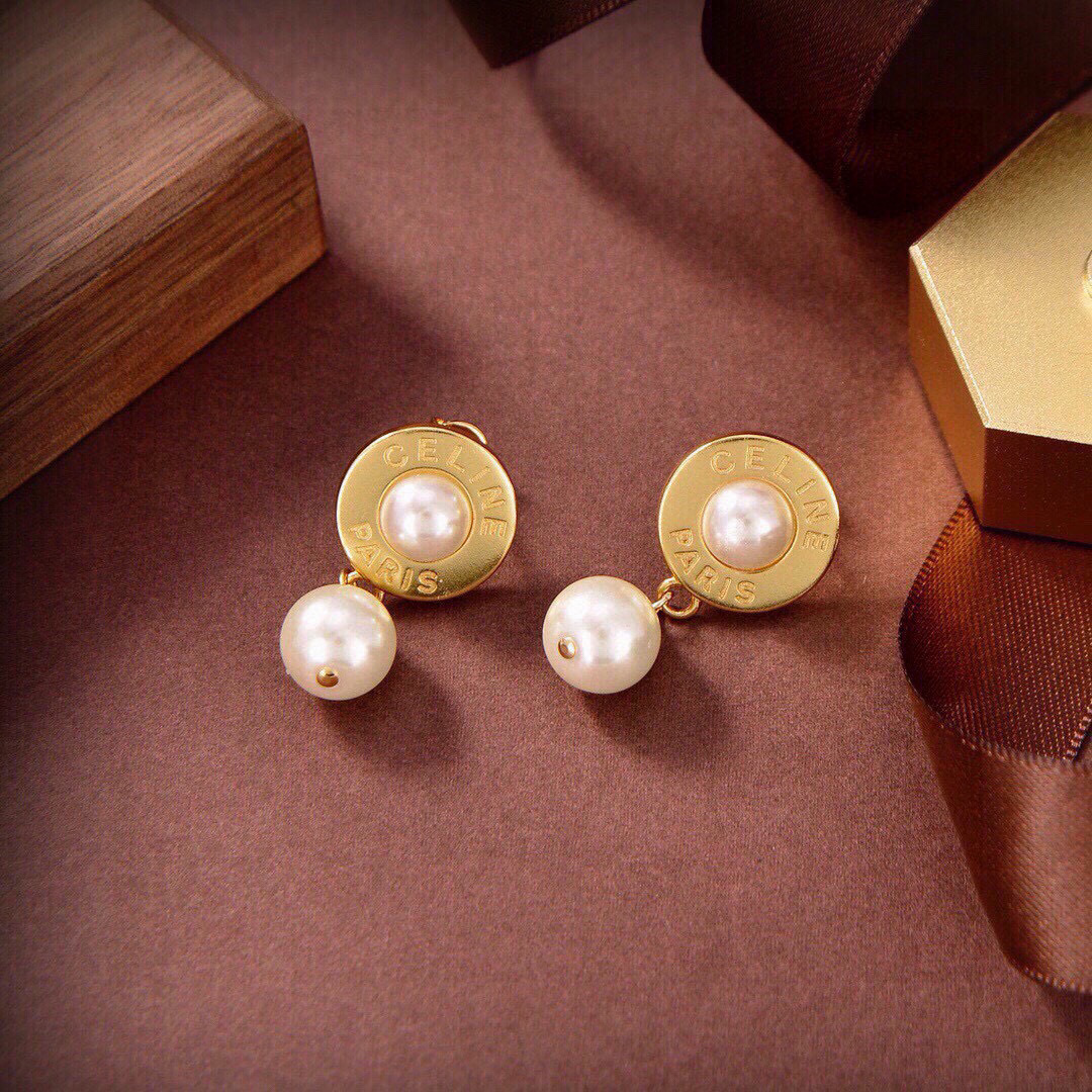 “Unique Gold Pearl Nails: Subverting Traditional Earrings with Personality and Charm”