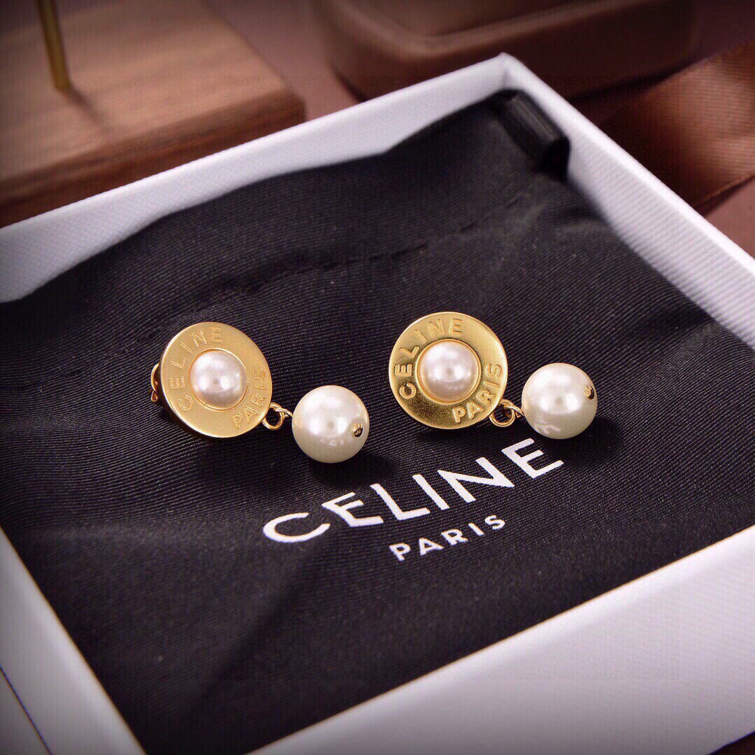 “Unique Gold Pearl Nails: Subverting Traditional Earrings with Personality and Charm” - 图片 2