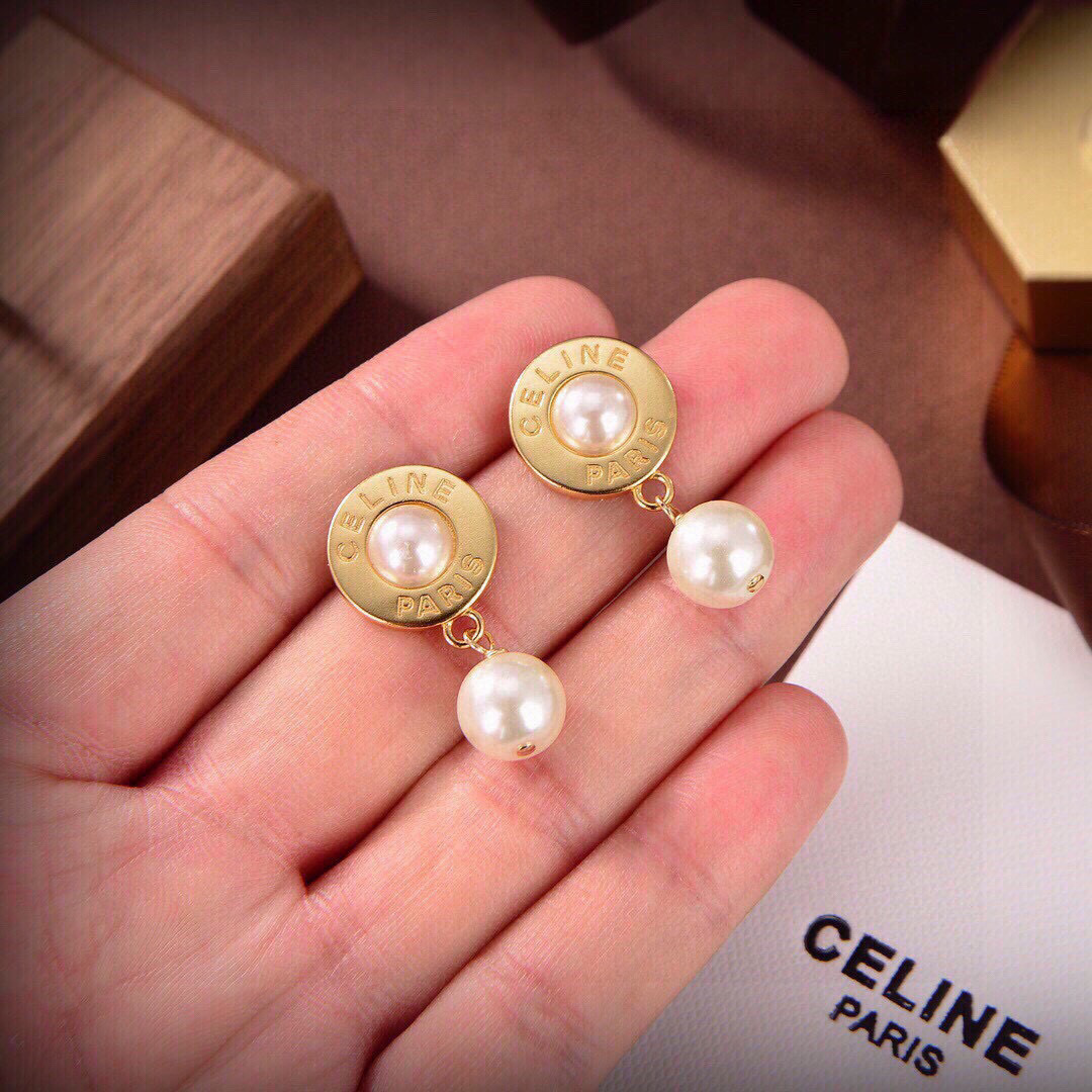 “Unique Gold Pearl Nails: Subverting Traditional Earrings with Personality and Charm” - 图片 5