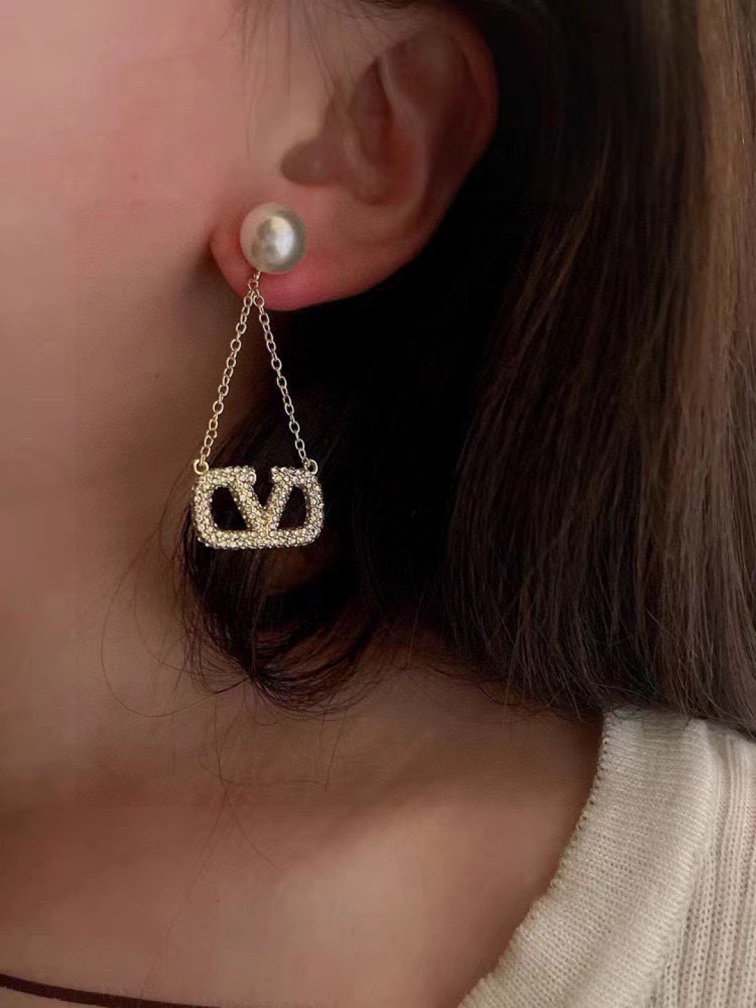 Luxury Earrings by Valentino Spark Interest with Flamboyant Design and High Price Tag - 图片 7