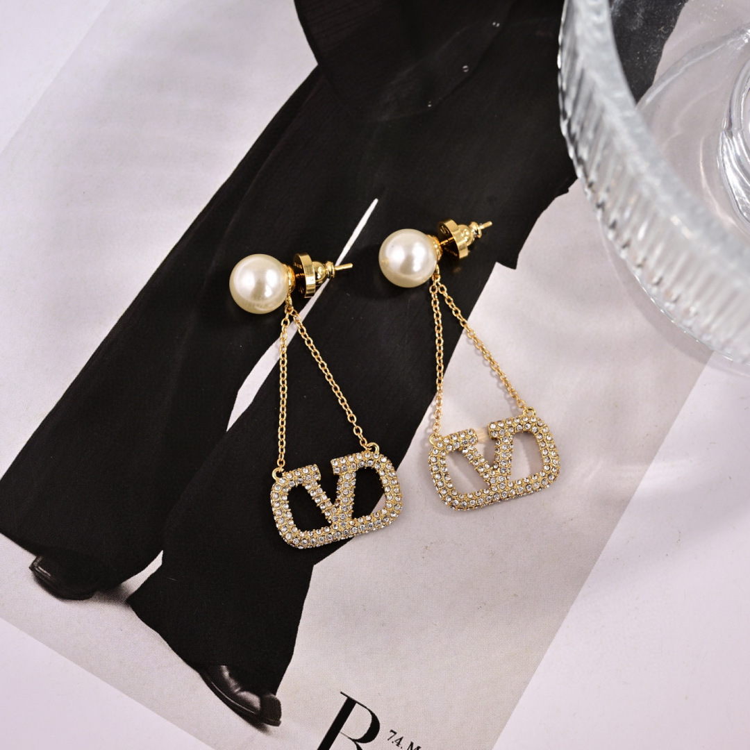 Luxury Earrings by Valentino Spark Interest with Flamboyant Design and High Price Tag - 图片 4