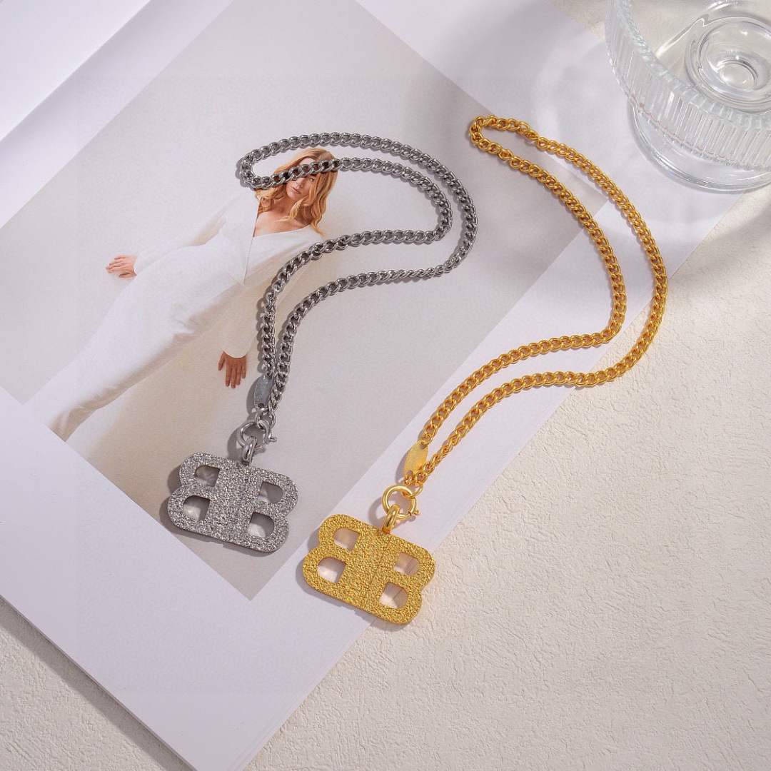 Elegante Collar Balenciaga con Logo BB, Baño de Oro de 18k
