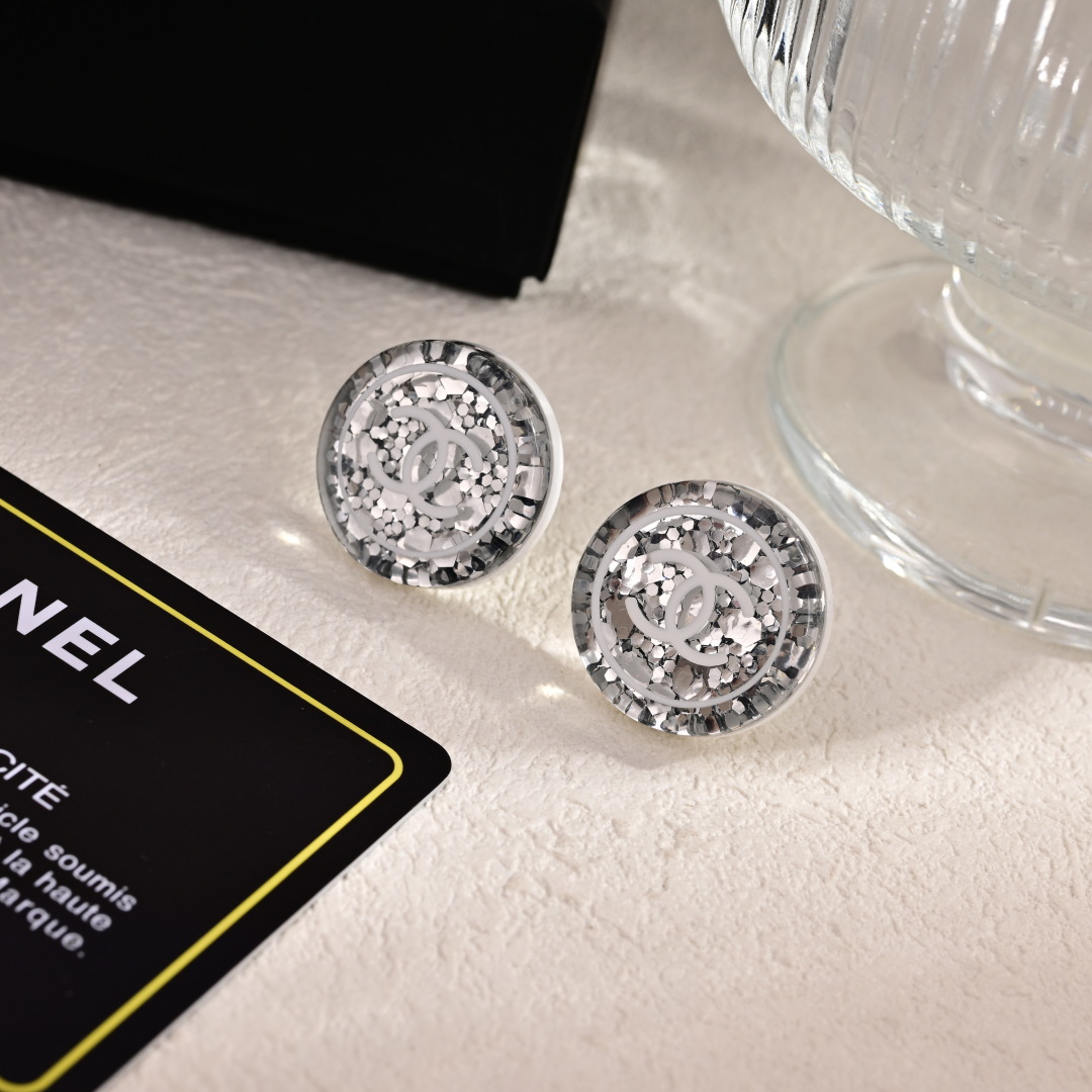 Elegante Chanel Oorknopjes met Logo - Tijdloze Stijl en Verfijnde Afwerking