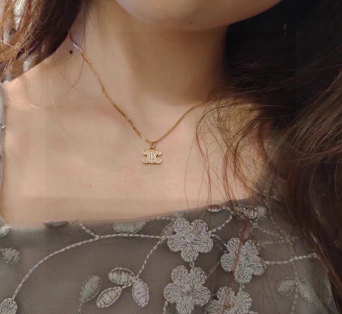 项链❤️Celine 新款银色项链套装 与众不同的设计 个性十足 颠覆你对传统耳环的印象 使其魅力爆灯