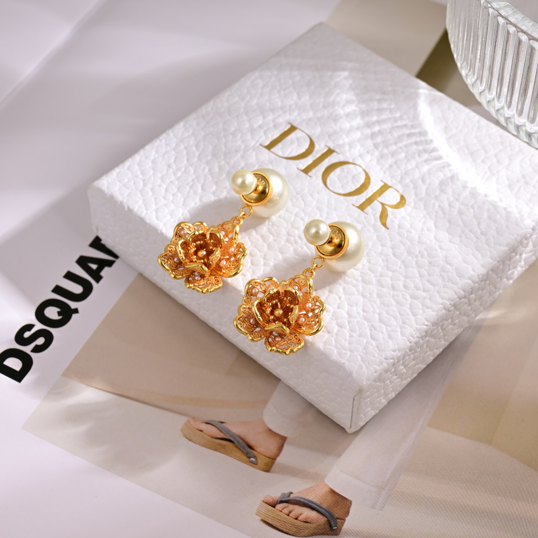 ❤️迪奥 新款👼一线大牌都爱的Dior·迪奥 新品耳环 金属质感逆袭版字母潮范儿抢风头  完全胜任现代年