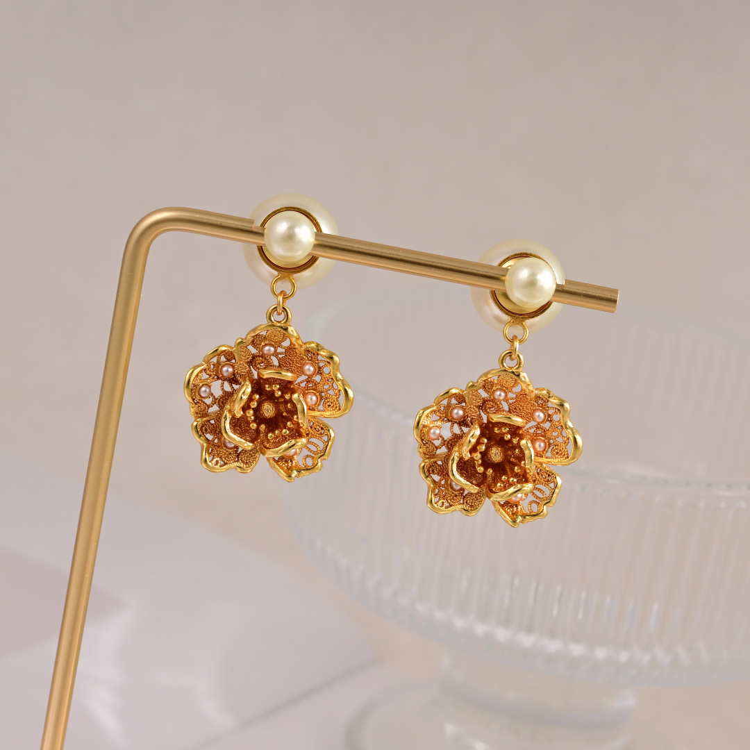 ❤️迪奥 新款👼一线大牌都爱的Dior·迪奥 新品耳环 金属质感逆袭版字母潮范儿抢风头  完全胜任现代年