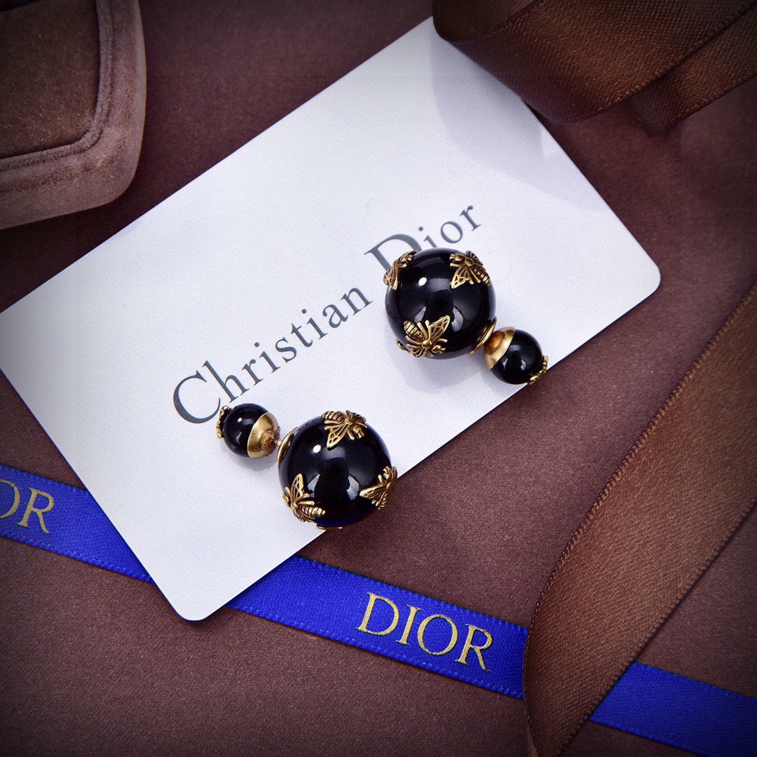  ❤️迪奥 新款👼一线大牌都爱的Dior·迪奥 新品字母CD耳环 金属质感逆袭版字母潮范儿抢风头  完全