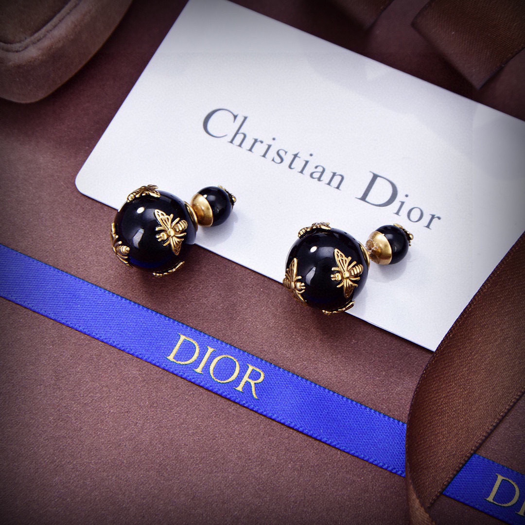  ❤️迪奥 新款👼一线大牌都爱的Dior·迪奥 新品字母CD耳环 金属质感逆袭版字母潮范儿抢风头  完全