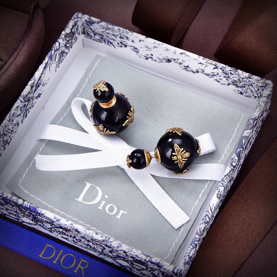  ❤️迪奥 新款👼一线大牌都爱的Dior·迪奥 新品字母CD耳环 金属质感逆袭版字母潮范儿抢风头  完全