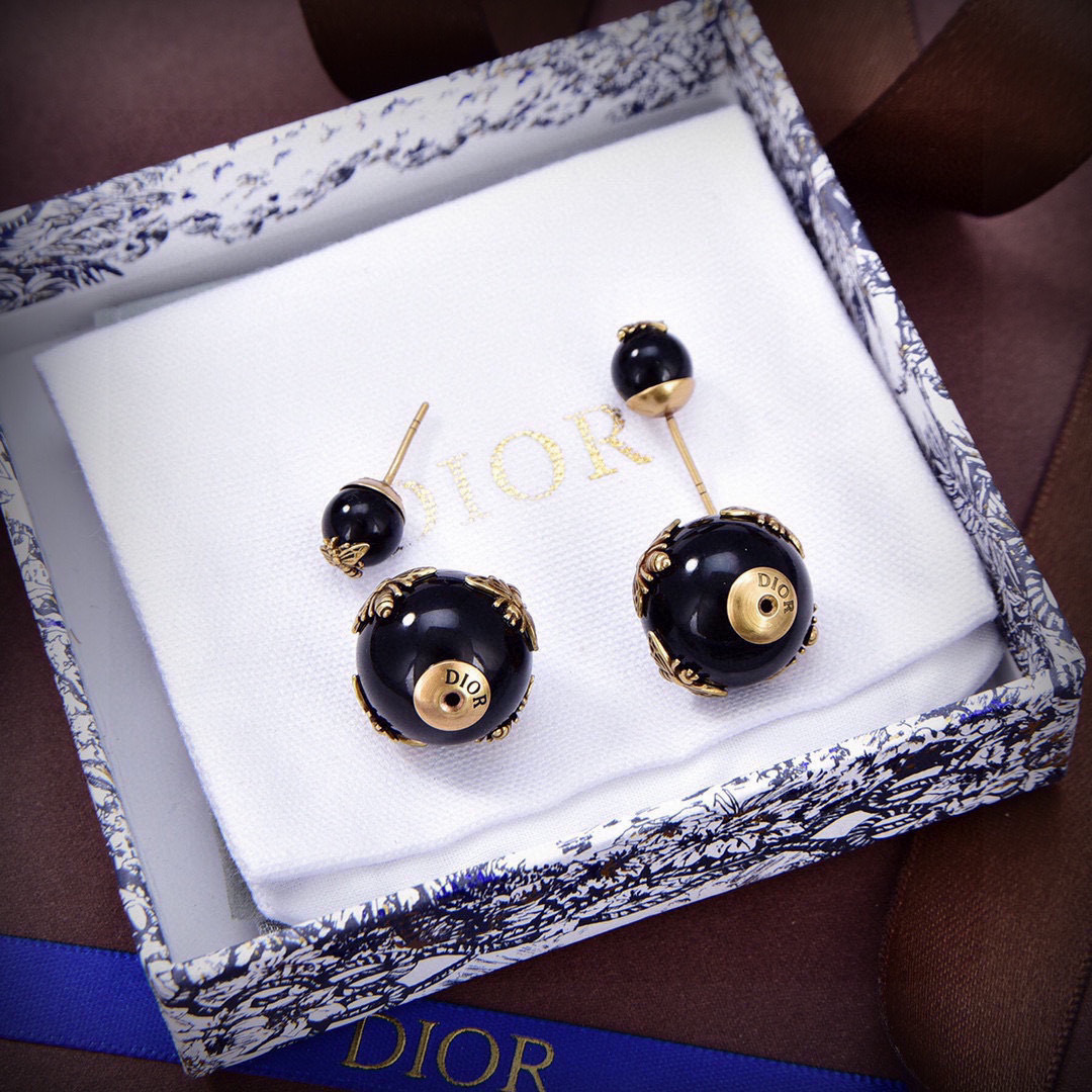  ❤️迪奥 新款👼一线大牌都爱的Dior·迪奥 新品字母CD耳环 金属质感逆袭版字母潮范儿抢风头  完全