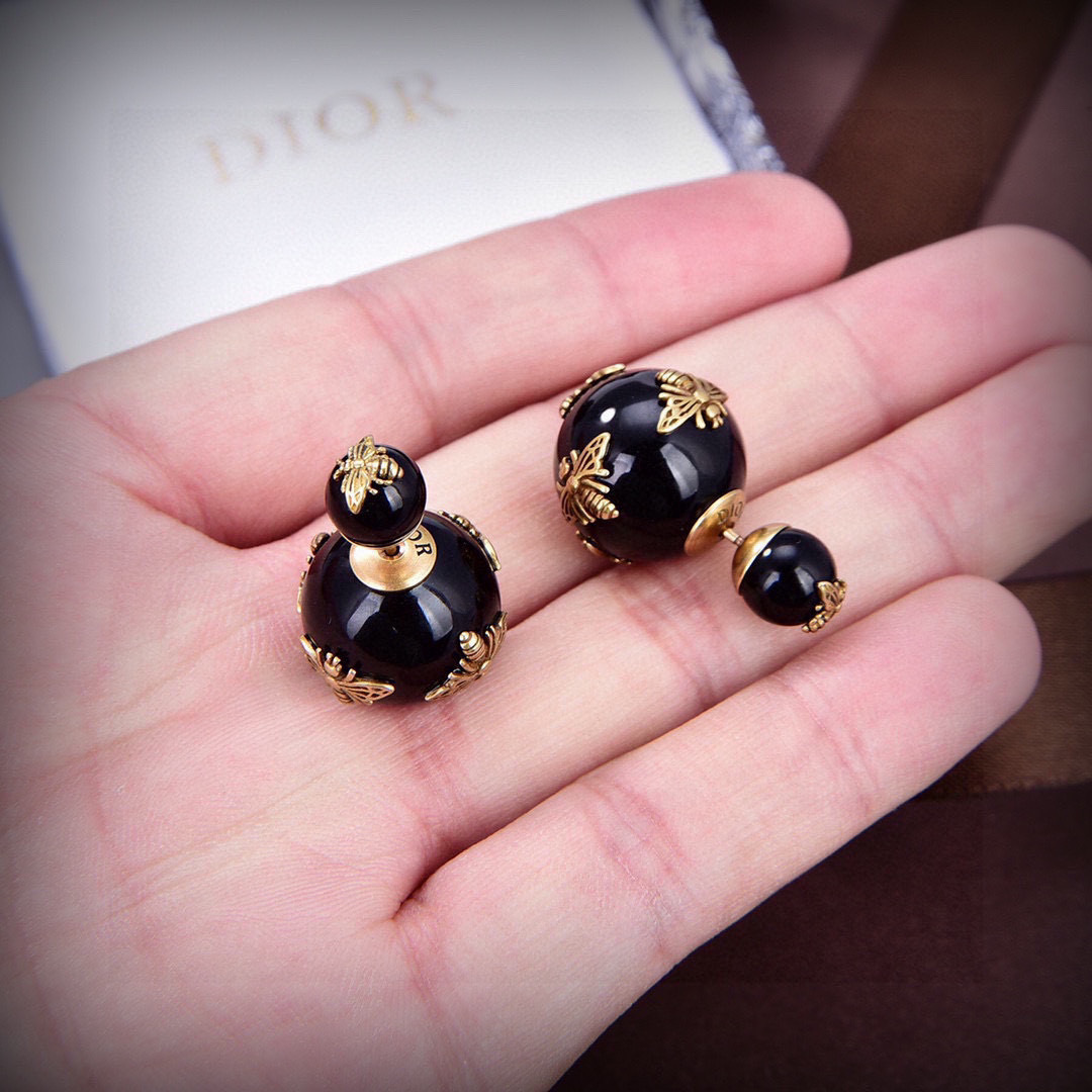  ❤️迪奥 新款👼一线大牌都爱的Dior·迪奥 新品字母CD耳环 金属质感逆袭版字母潮范儿抢风头  完全