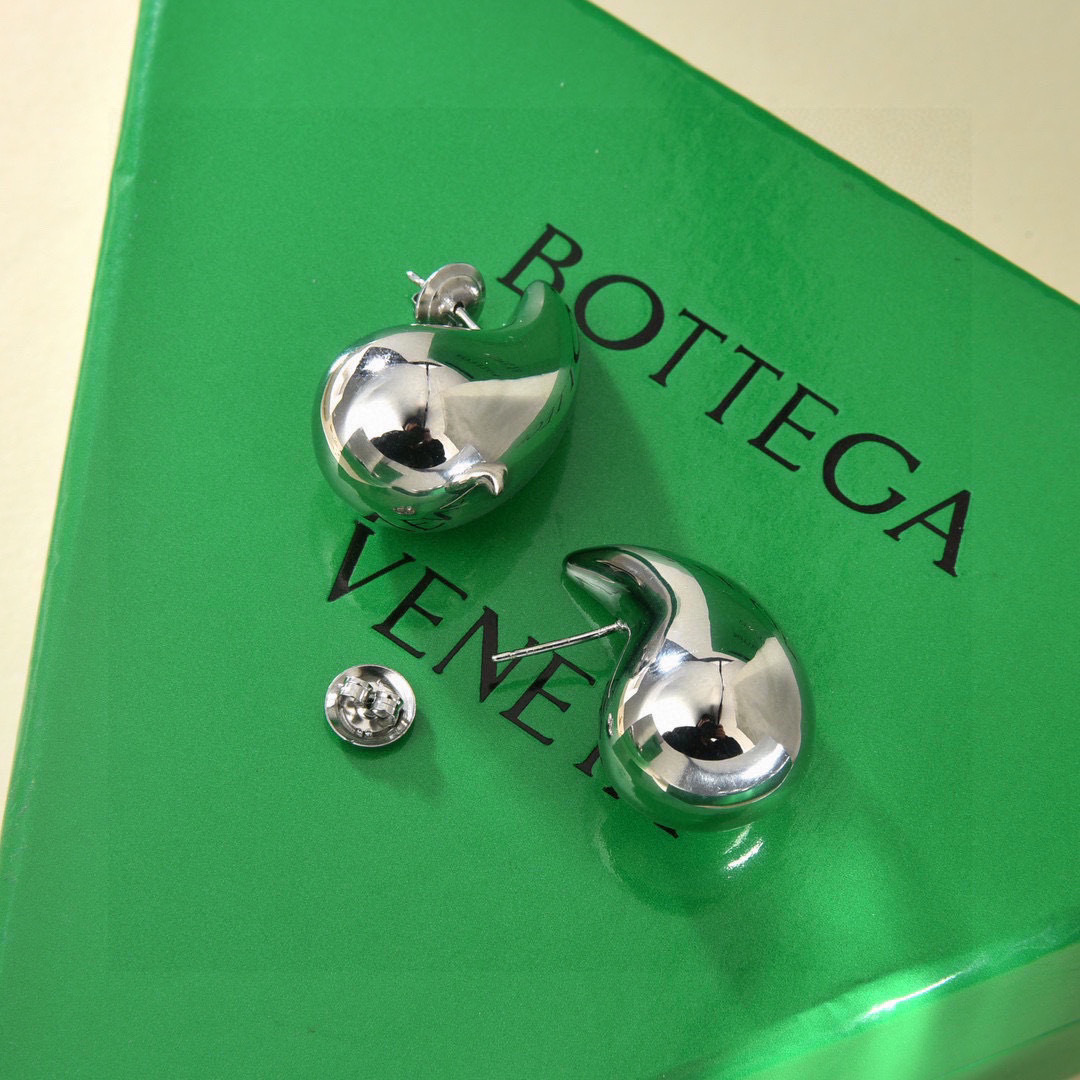 🎡🎡BOTTEGA VENENTA 新款BV耳环 与众不同的设计 个性十足 颠覆你对传统耳环的印象 使其