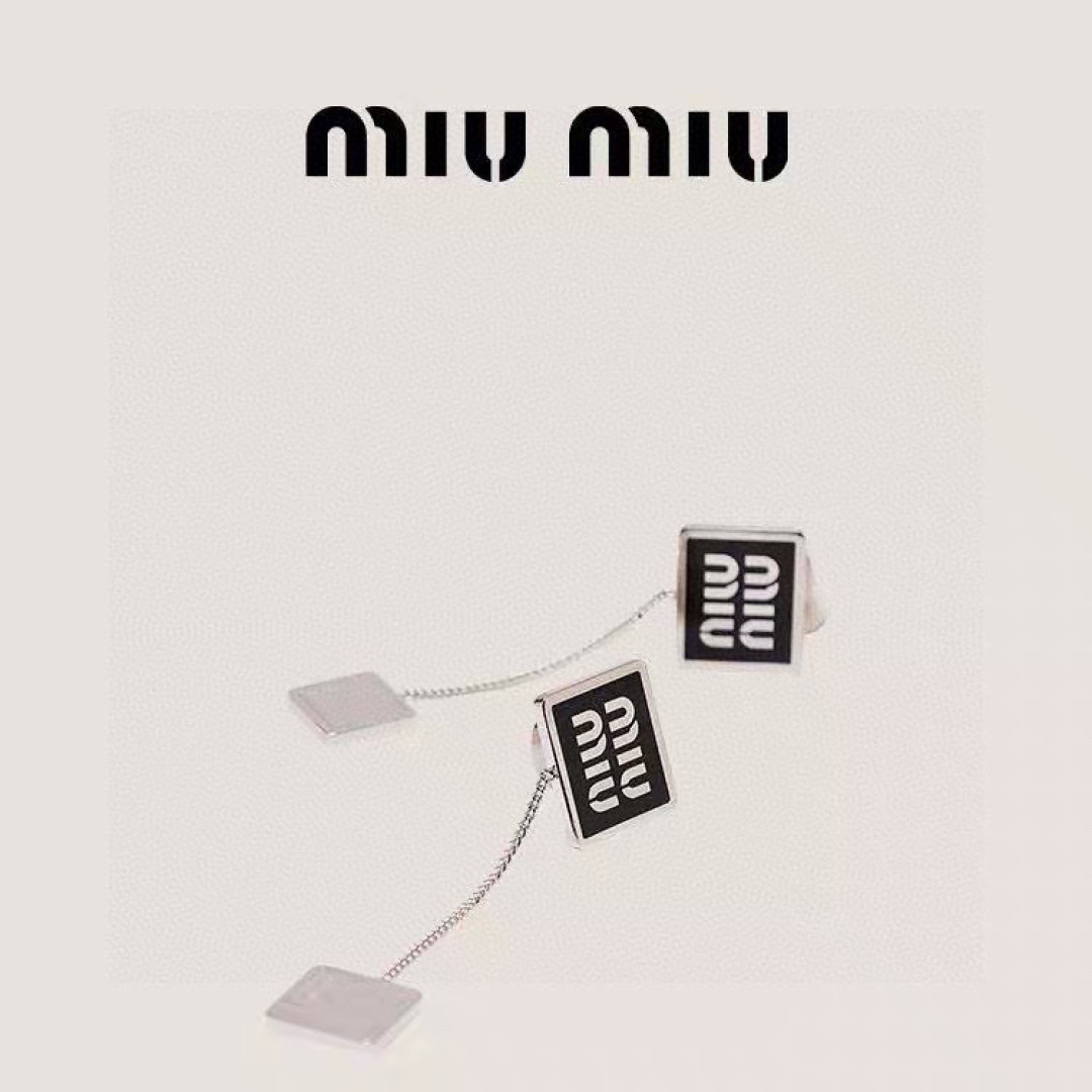 👌专柜🆕打版 miumiu字母耳环 ❤️优雅大方精工设计   雕刻 非常修饰脸型    青春活力    