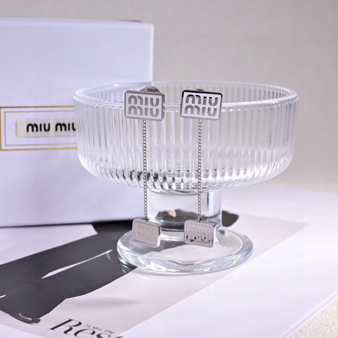 👌专柜🆕打版 miumiu字母耳环 ❤️优雅大方精工设计   雕刻 非常修饰脸型    青春活力    