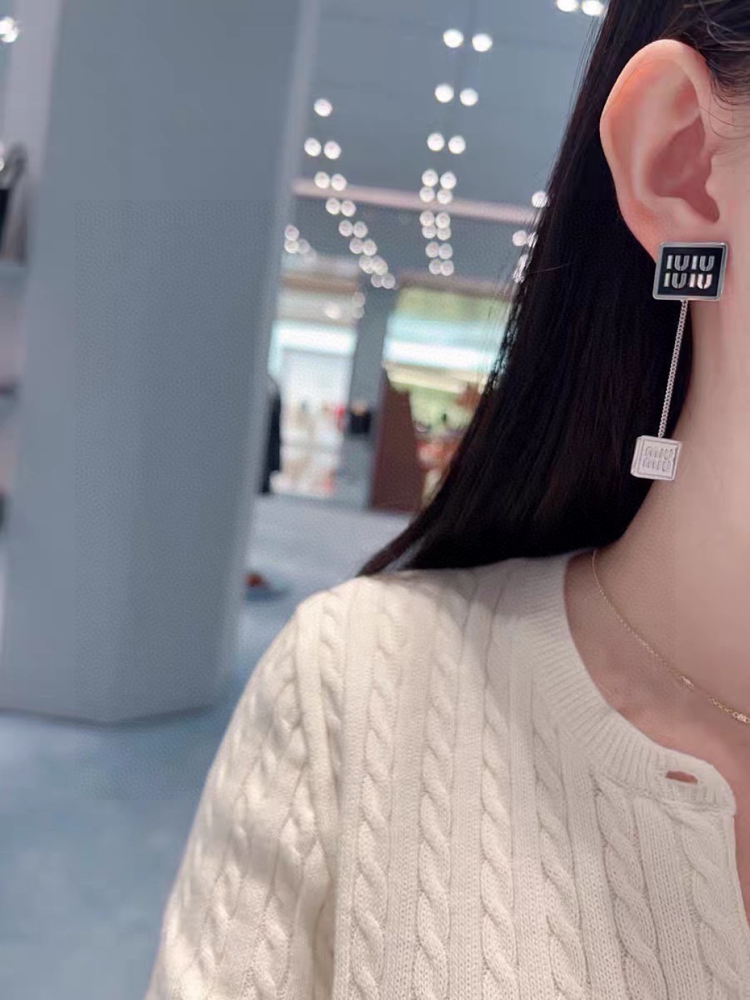 👌专柜🆕打版 miumiu字母耳环 ❤️优雅大方精工设计   雕刻 非常修饰脸型    青春活力    