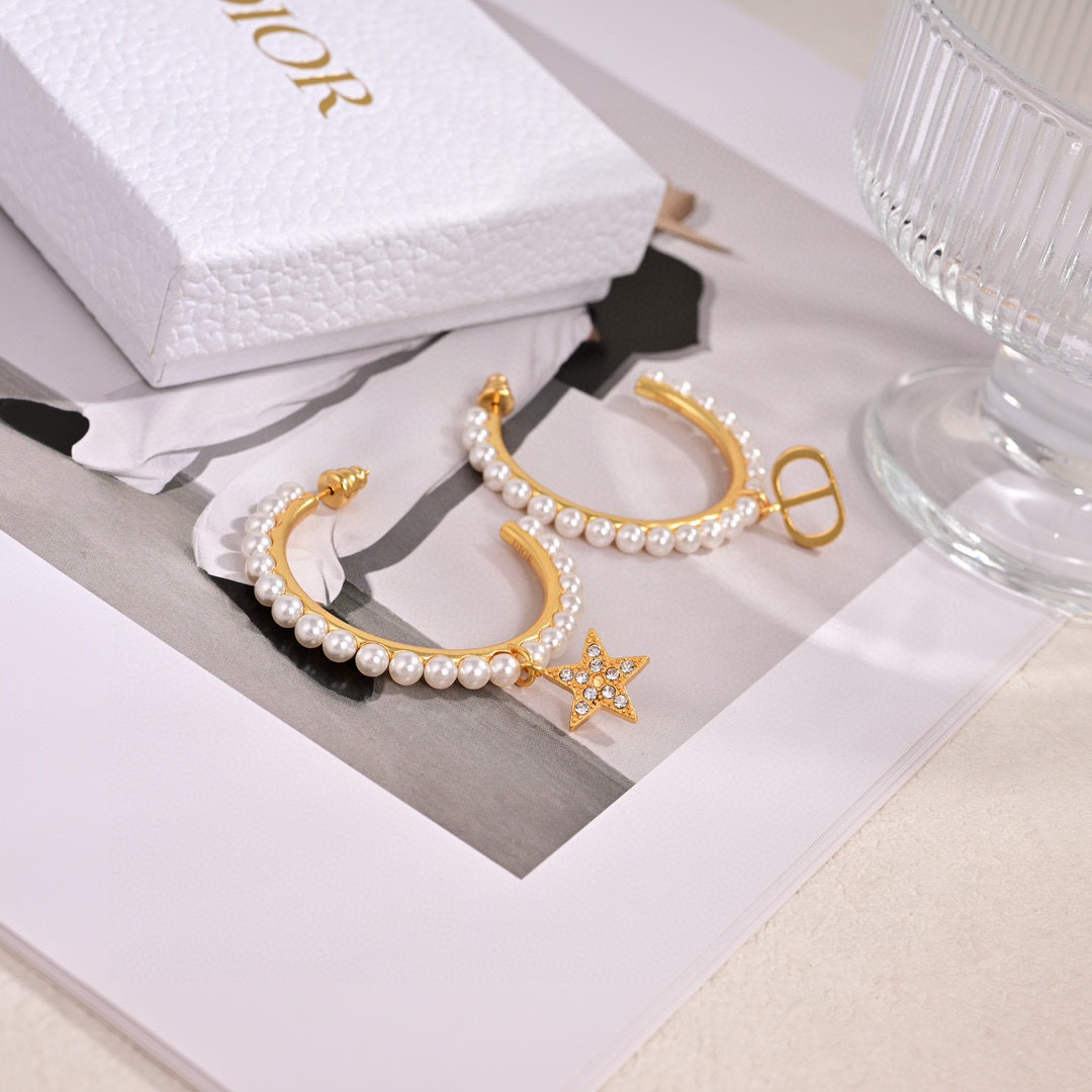 ❤️迪奥 新款👼一线大牌都爱的Dior·迪奥 新品字母耳环 金属质感逆袭版字母潮范儿抢风头  完全胜任现