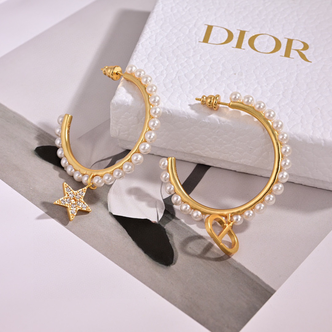 ❤️迪奥 新款👼一线大牌都爱的Dior·迪奥 新品字母耳环 金属质感逆袭版字母潮范儿抢风头  完全胜任现