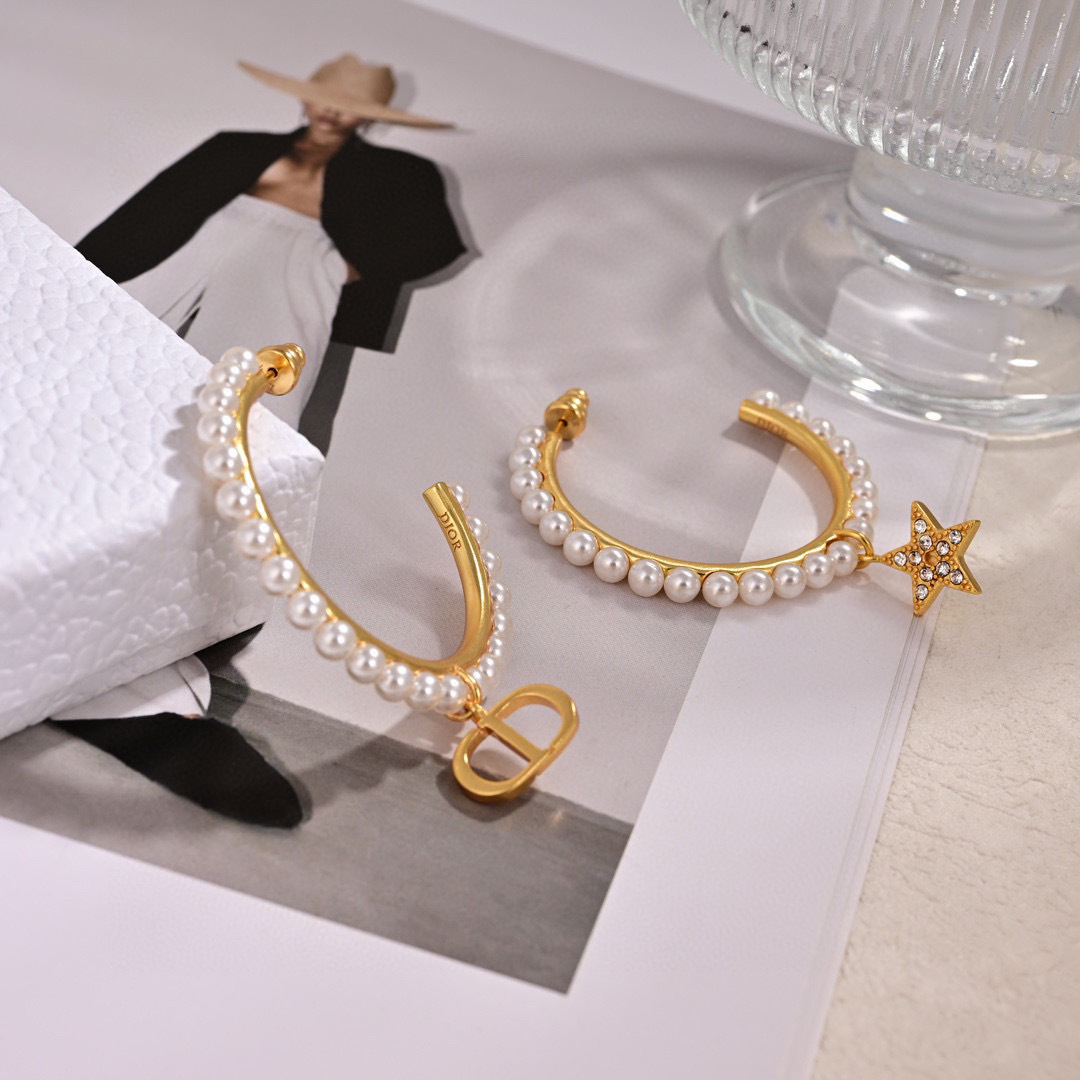 ❤️迪奥 新款👼一线大牌都爱的Dior·迪奥 新品字母耳环 金属质感逆袭版字母潮范儿抢风头  完全胜任现