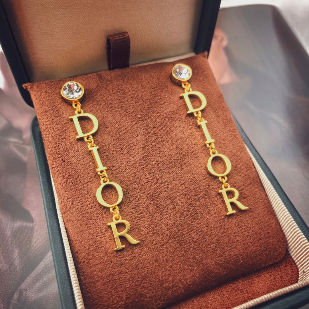 ❤️❤️迪奥 新款👼一线大牌都爱的Dior·迪奥 新品水晶耳环 金属质感逆袭版字母潮范儿抢风头  完全胜