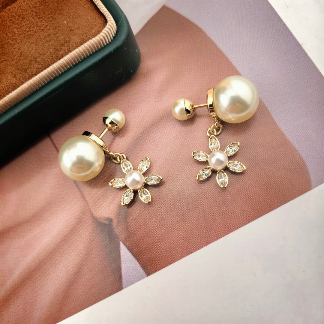 ❤️迪奥 新款👼一线大牌都爱的Dior·迪奥 新品雪花耳环 金属质感逆袭版字母潮范儿抢风头  完全胜任现