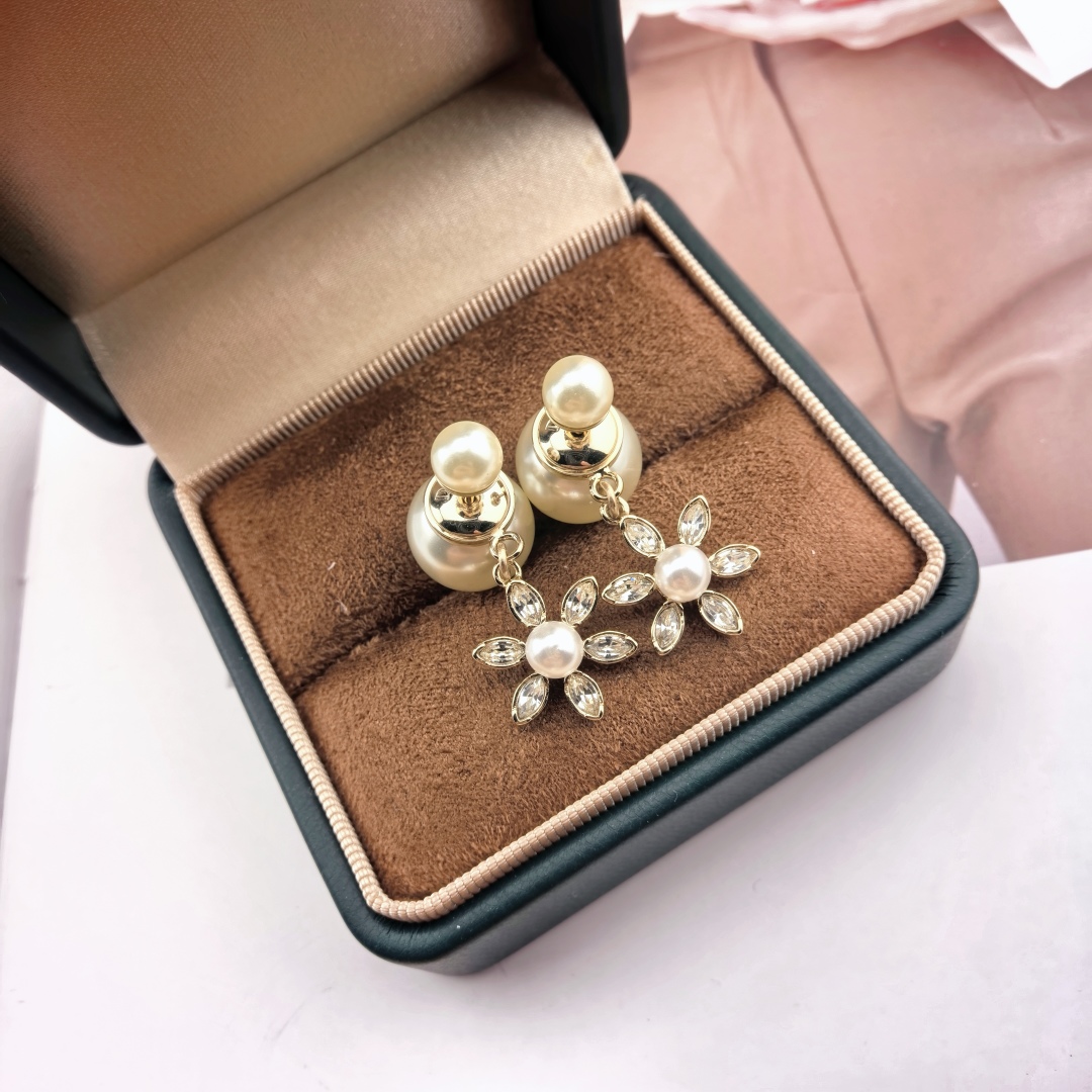 ❤️迪奥 新款👼一线大牌都爱的Dior·迪奥 新品雪花耳环 金属质感逆袭版字母潮范儿抢风头  完全胜任现