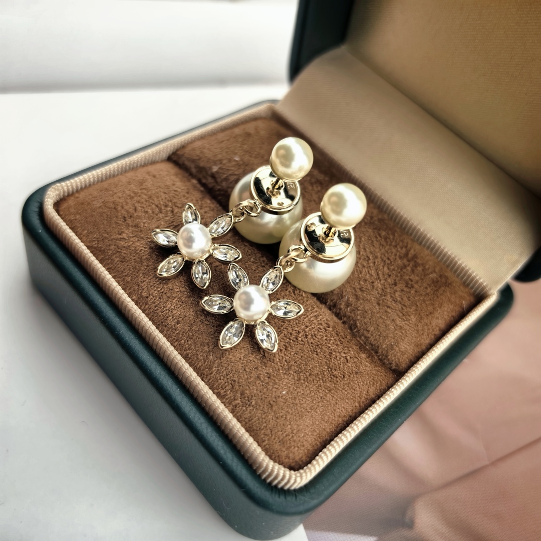 ❤️迪奥 新款👼一线大牌都爱的Dior·迪奥 新品雪花耳环 金属质感逆袭版字母潮范儿抢风头  完全胜任现
