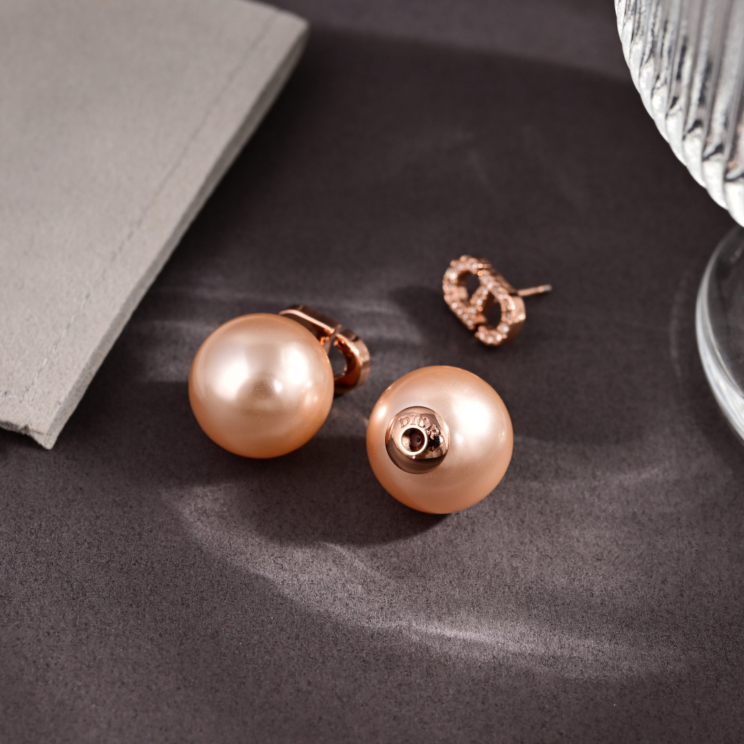 ❤️迪奥 新款👼一线大牌都爱的Dior·迪奥 新品字母耳环 金属质感逆袭版字母潮范儿抢风头  完全胜任现