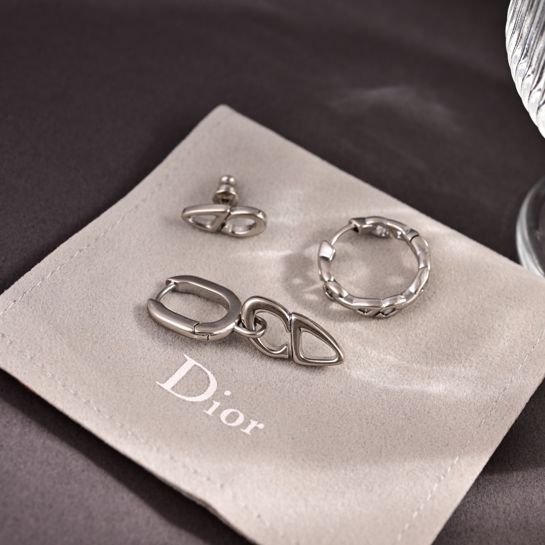 项链耳钉👌👌Dior 迪奥 项链 ❤耳环️❤️专柜新款上市 美得不要不要的 唯美 浪漫 人手必备款 火爆