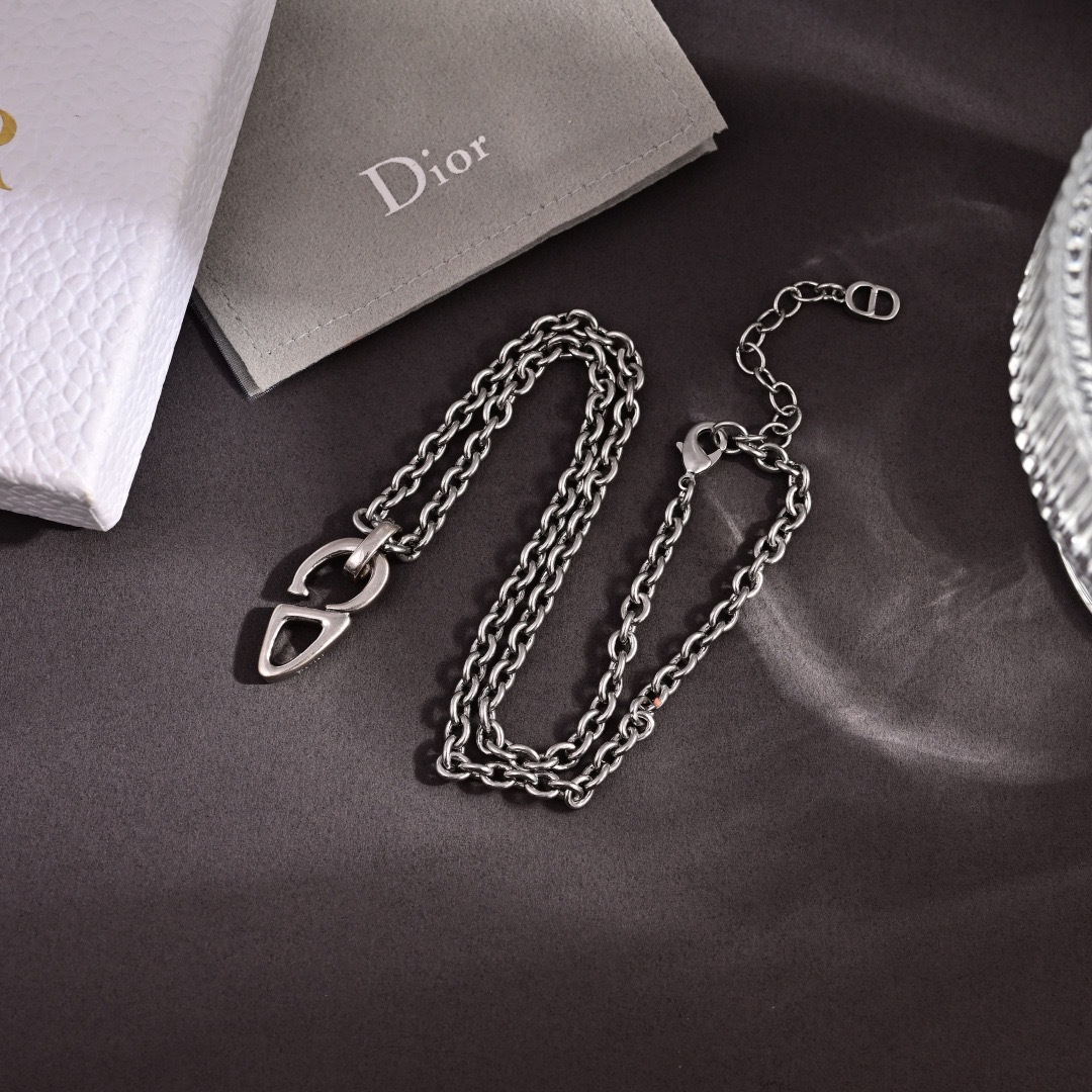 项链耳钉👌👌Dior 迪奥 项链 ❤耳环️❤️专柜新款上市 美得不要不要的 唯美 浪漫 人手必备款 火爆