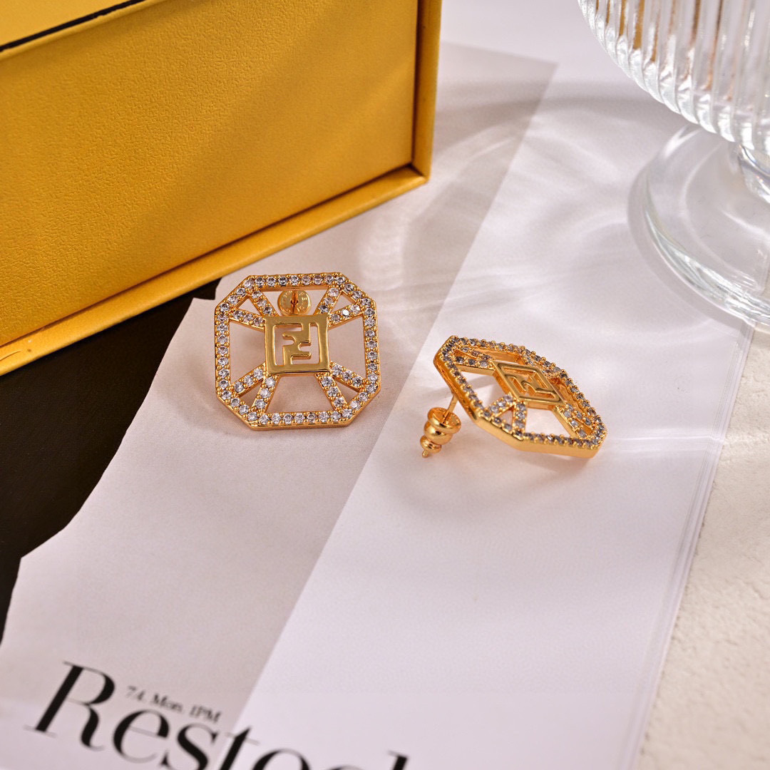 “High-End Custom Fendi Logo Ring: Simple, Glamorous, and Unique Pop-Up Design” - 图片 3