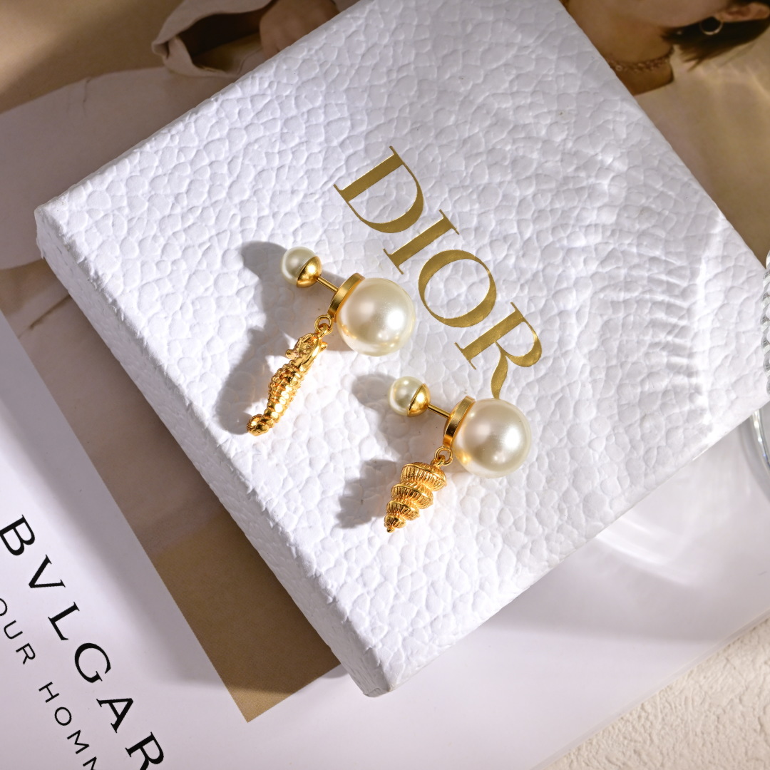 p53❤️迪奥 新款👼一线大牌都爱的Dior·迪奥 新品耳环 金属质感逆袭版字母潮范儿抢风头  完全胜任现代年轻人街拍、度假时尚搭成为夏日最炙手的时髦单品...