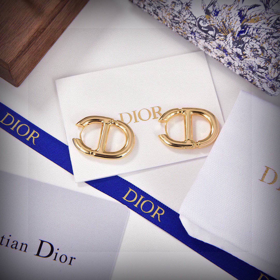 迪奥 👼一线大牌都爱的Dior·迪奥 新品字母耳环。金属质感逆袭版字母潮范儿抢风头  完全胜任现代年轻人