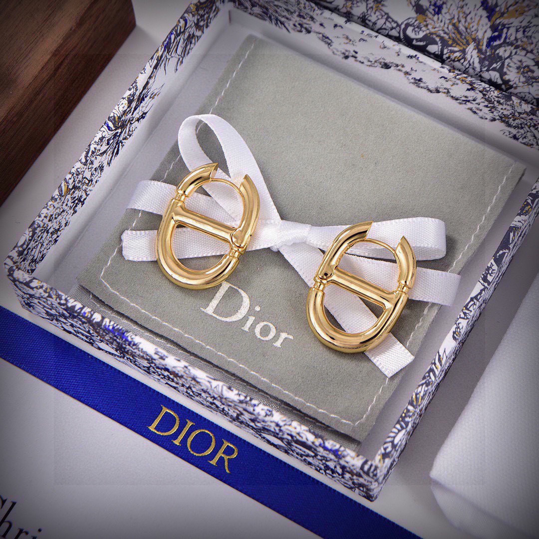 迪奥 👼一线大牌都爱的Dior·迪奥 新品字母耳环。金属质感逆袭版字母潮范儿抢风头  完全胜任现代年轻人