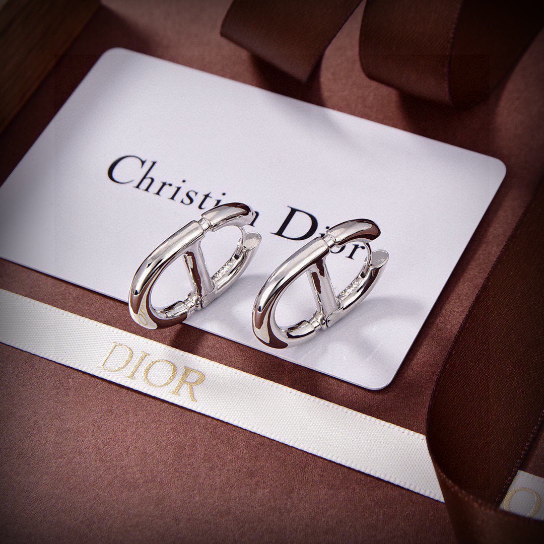 迪奥 👼一线大牌都爱的Dior·迪奥 新品字母耳环。金属质感逆袭版字母潮范儿抢风头  完全胜任现代年轻人