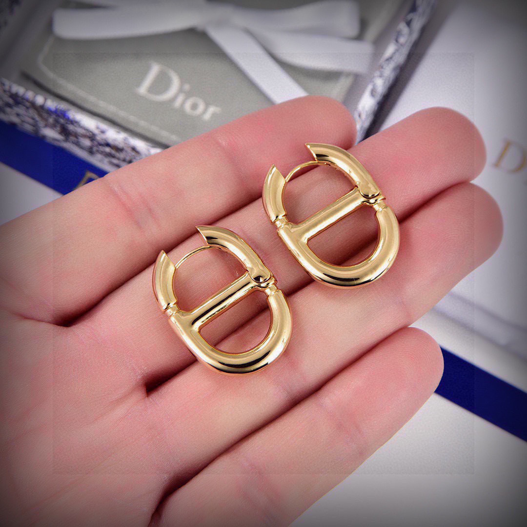 迪奥 👼一线大牌都爱的Dior·迪奥 新品字母耳环。金属质感逆袭版字母潮范儿抢风头  完全胜任现代年轻人