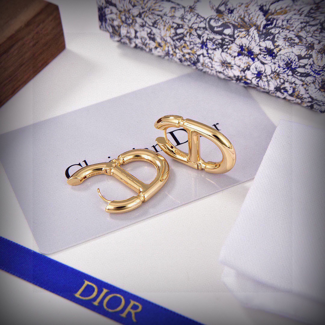 迪奥 👼一线大牌都爱的Dior·迪奥 新品字母耳环。金属质感逆袭版字母潮范儿抢风头  完全胜任现代年轻人
