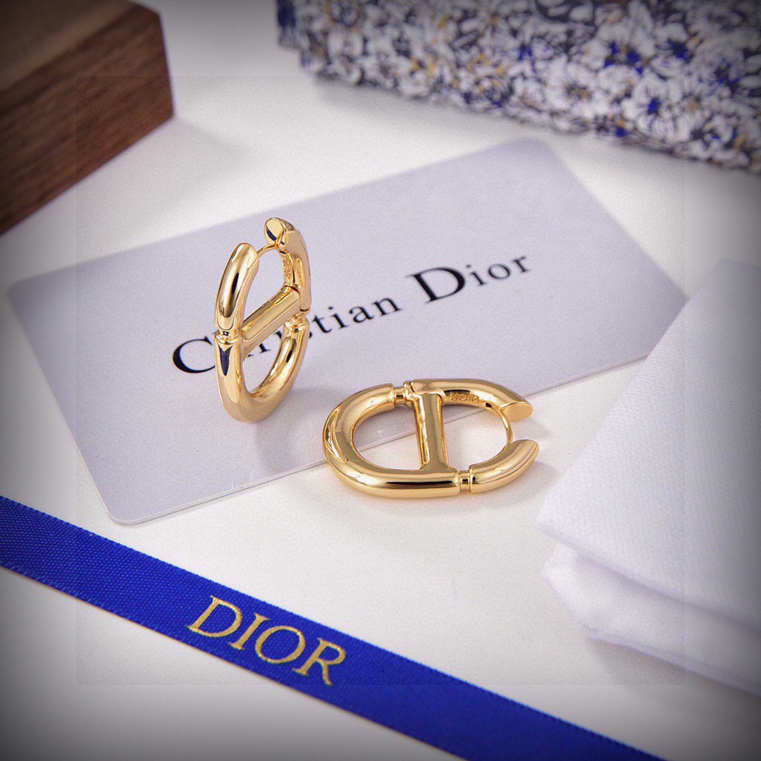 迪奥 👼一线大牌都爱的Dior·迪奥 新品字母耳环。金属质感逆袭版字母潮范儿抢风头  完全胜任现代年轻人