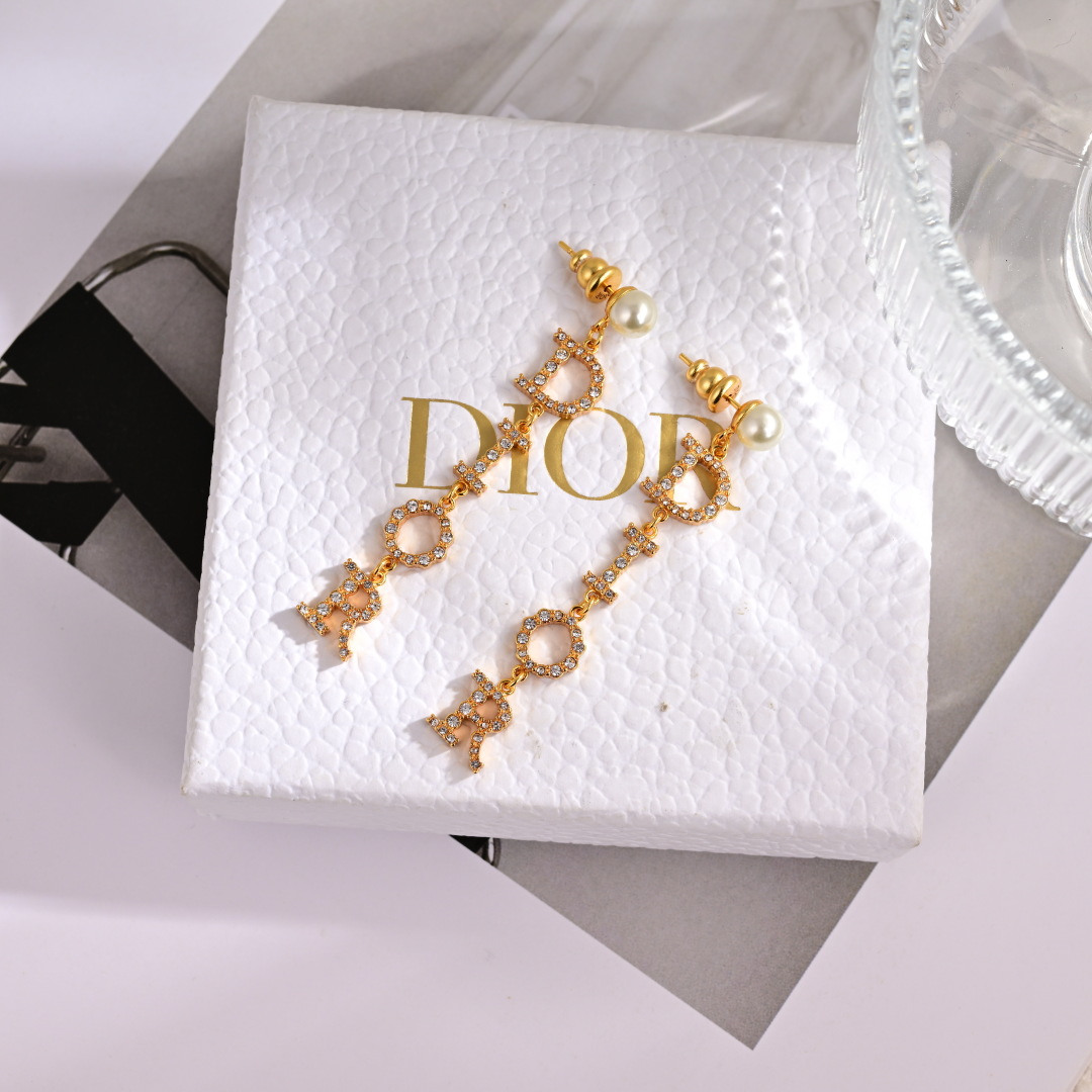 项链手链耳环❤️❤️迪奥 新款👼一线大牌都爱的Dior·迪奥 新品套装。金属质感逆袭版字母潮范儿抢风头 