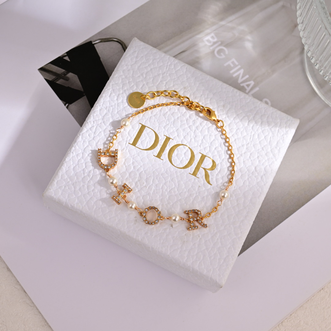 项链手链耳环❤️❤️迪奥 新款👼一线大牌都爱的Dior·迪奥 新品套装。金属质感逆袭版字母潮范儿抢风头 