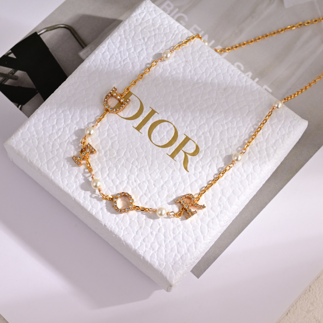 项链手链耳环❤️❤️迪奥 新款👼一线大牌都爱的Dior·迪奥 新品套装。金属质感逆袭版字母潮范儿抢风头 