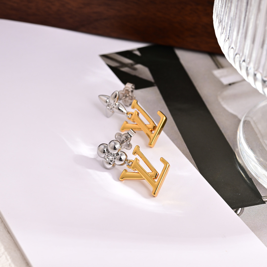 👌👌火爆 大气 LV  新款耳钉🌹🌹LOUIS VUITTON横扫时尚界，走秀款 街拍 经典元素独特见解